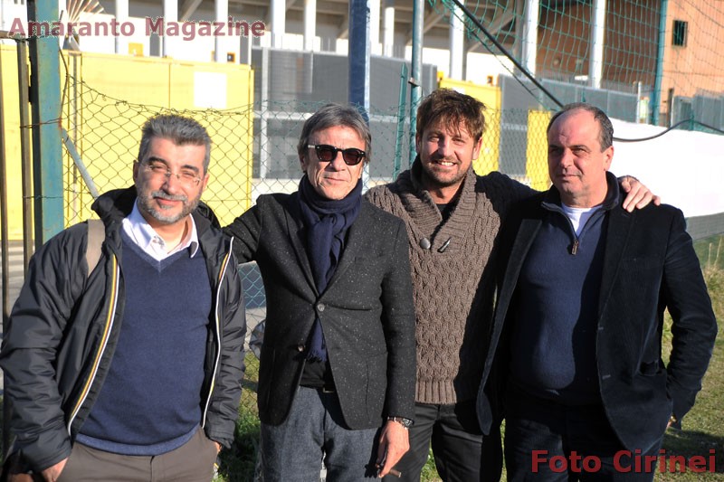 foto di gruppo all'antistadio per i vertici di Us Arezzo e Arezzo FA